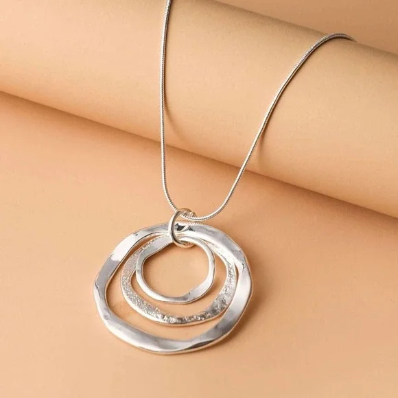 NWT Triple Circle Pendant Silver Necklace - Picture 1 of 2